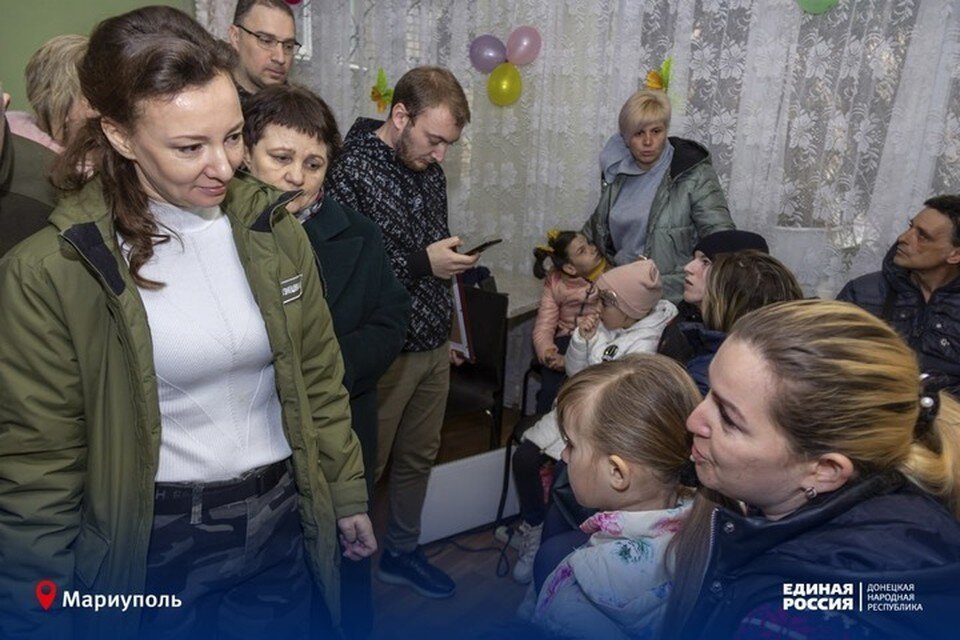     Анна Кузнецова пообщалась с родителями и ребятишками. Фото: ЕР