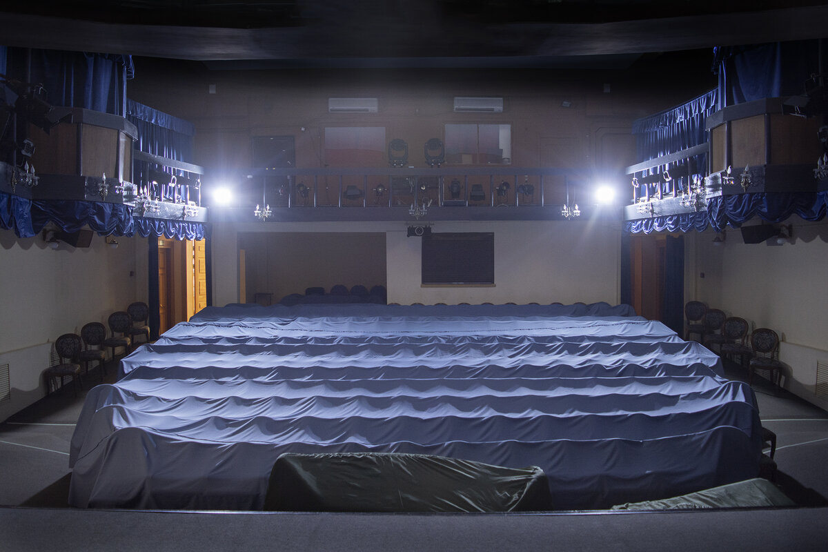    В театре всего одна сцена, и она толком не приспособлена для профессионального театра кукол