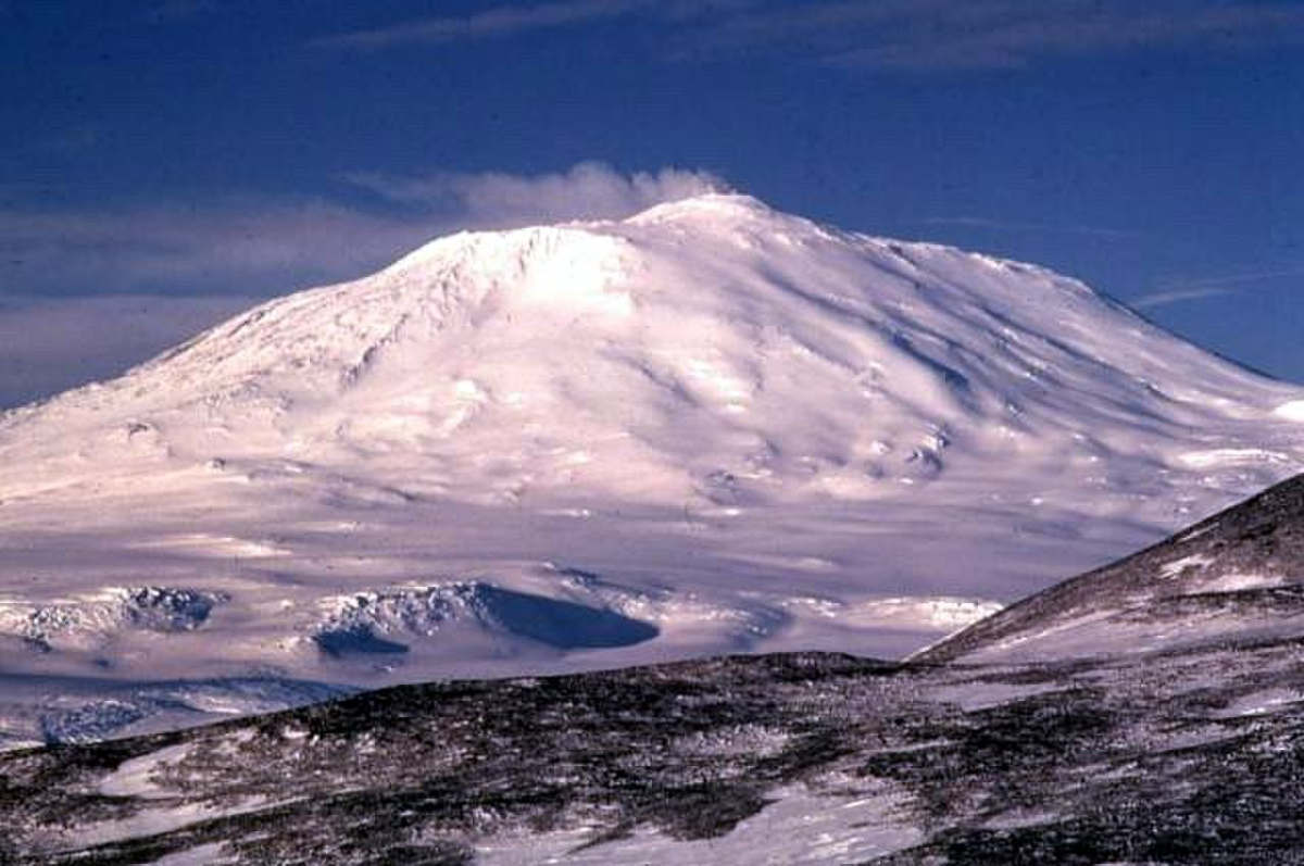 Вулкан Эребус в Антарктиде. Гора Эребус Антарктида. Извержение вулкана Эребус Антарктида. Вулкан Эребус в Антарктиде фото. Действующий вулкан материка антарктиды