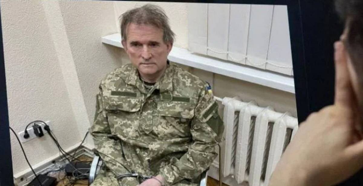 Виктор Медведчук в наручниках. Провода видите? Они пыточные.  Яндекс-картинки.