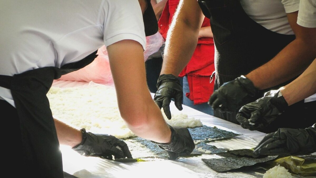     В Набережных Челнах у троих работников кафе «Рокнроллы», где массово отравились посетители, нашли сальмонеллу. Такую информацию озвучил главный санврач автограда Ильгизяр Бариев.