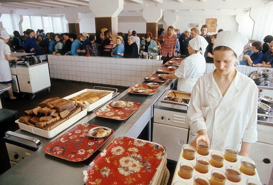 В наше время слово «Столовая» у многих ассоциируется с советской недорогой едой. В каждом очередном путешествии по России, если у меня ограничен бюджет, сознательно ищу столовую.-3