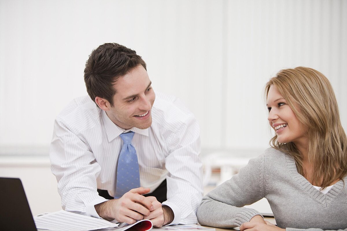 Увеличение числа невербальных реакций симпатии-улыбки, взгляды, жесты, прикосновения-усиливают аттракцию.