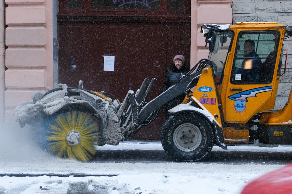    Дорожные службы Петербурга вынуждены снова вернуться к зимнему режиму уборки Артем КИЛЬКИН (архив)