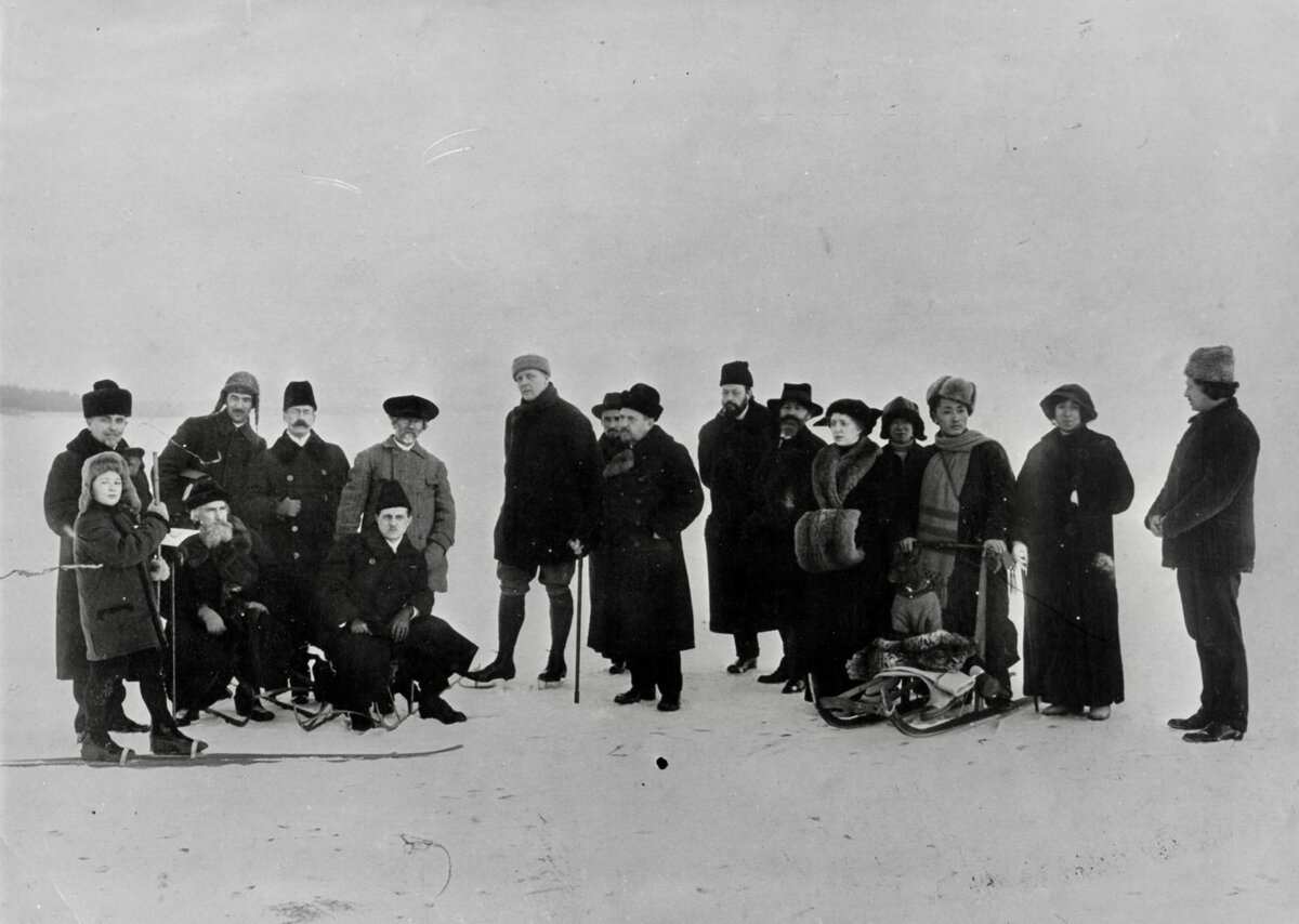  На льду Финского залива
Слева направо: Н. К. Чуковский, С. П. Крачковский, К. И. Чуковский, В. В. Матэ, И. Е. Репин, Ф. И. Шаляпин, Н. Д. Ермаков, С. Ю. Жуковский, слуга Шаляпина Нембо, Ю. И. Репин, П. И. Келин, Н. Н. Дубовской
1914
Фотография К. К. Буллы
НИМ РАХ