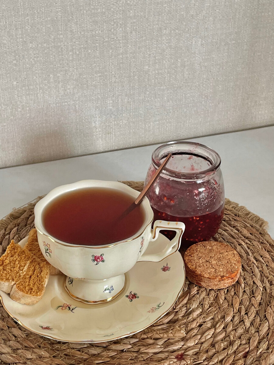 Я обожаю пить чай с двумя ложечками малинового варенья, это вкуснее обычного сахара 
