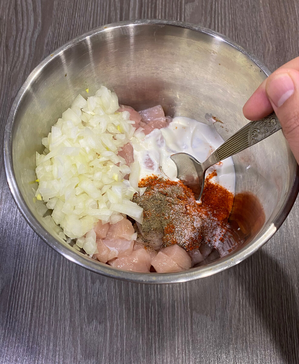 Взбитые яйца с сахаром и мукой. И тщательно перемешать 2 добавить. Мука с разрыхлителем. Замес теста для бисквита. Перемешиваем крем для торта.