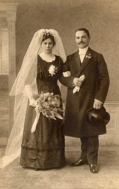 Белый цвет не пользовался особой популярностью для свадебных платьев вплоть до 1840 года. Многие десятилетия его считали традиционным цветом траура, а значит, он совершенно не подходил для такого радостного события, как свадьба. До 1840 года невесты носили свадебные платья ярких цветов, которые символизировали их счастье. Средневековые невесты из благородных семей также использовали меха и дорогие ткани, такие, как бархат и шелк.Основной причиной, по которой в настоящее время для свадебного платья традиционным считается именно белый цвет, является одна знаменитая свадьба XIX века. В 1840 году королева Виктория вышла замуж за Альберта Саксен-Кобург-Готского в роскошном белом платье, украшенном флёрдоранжем и шлейфом длиной в 5,5 метров. Их свадебные фотографии были опубликованы в прессе и оказали значительное влияние на вкусы и предпочтения многих невест. И хотя немало девушек продолжало выходить замуж в ярких цветах, мода на белый цвет начала набирать силу.