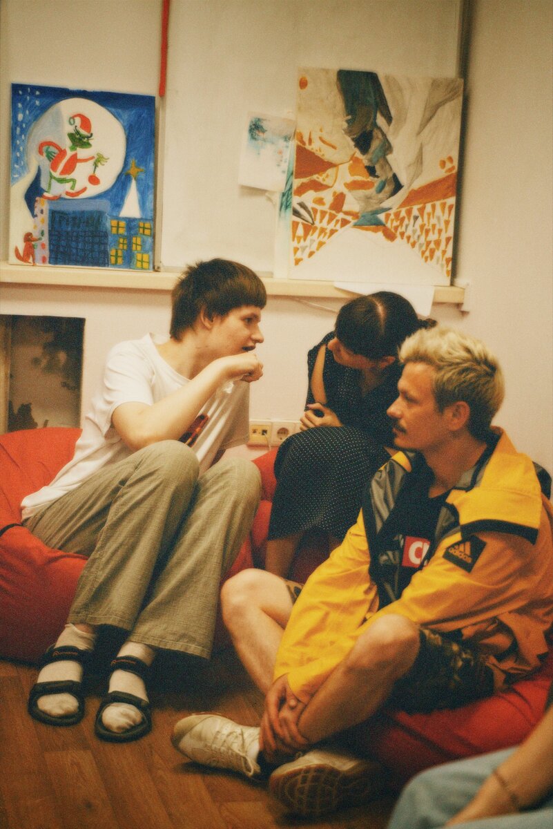 Музыкант PLC с подопечными «Открытой среды»