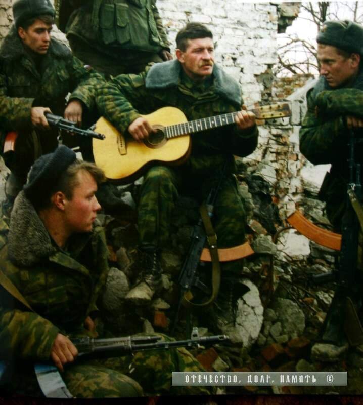 Слушать песни про войну на украине русские. Российский солдат с гитарой. Чеченские боевики на привале. Афганцы в Чеченской войне. Армейские под гитару.
