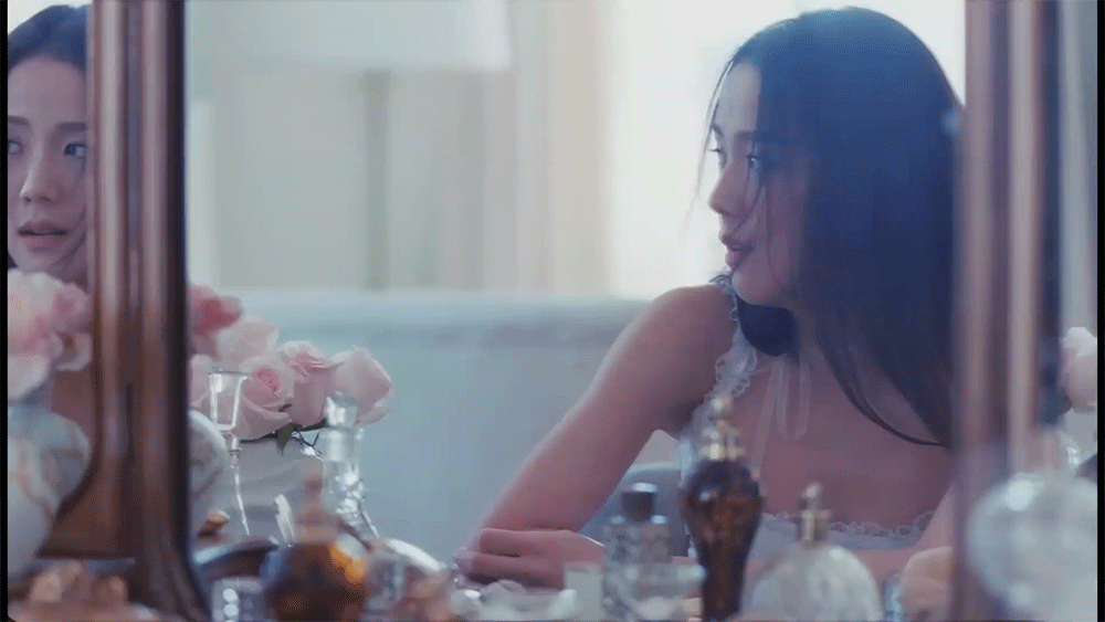 Кадры из клипа Джису - 꽃 (FLOWER) 