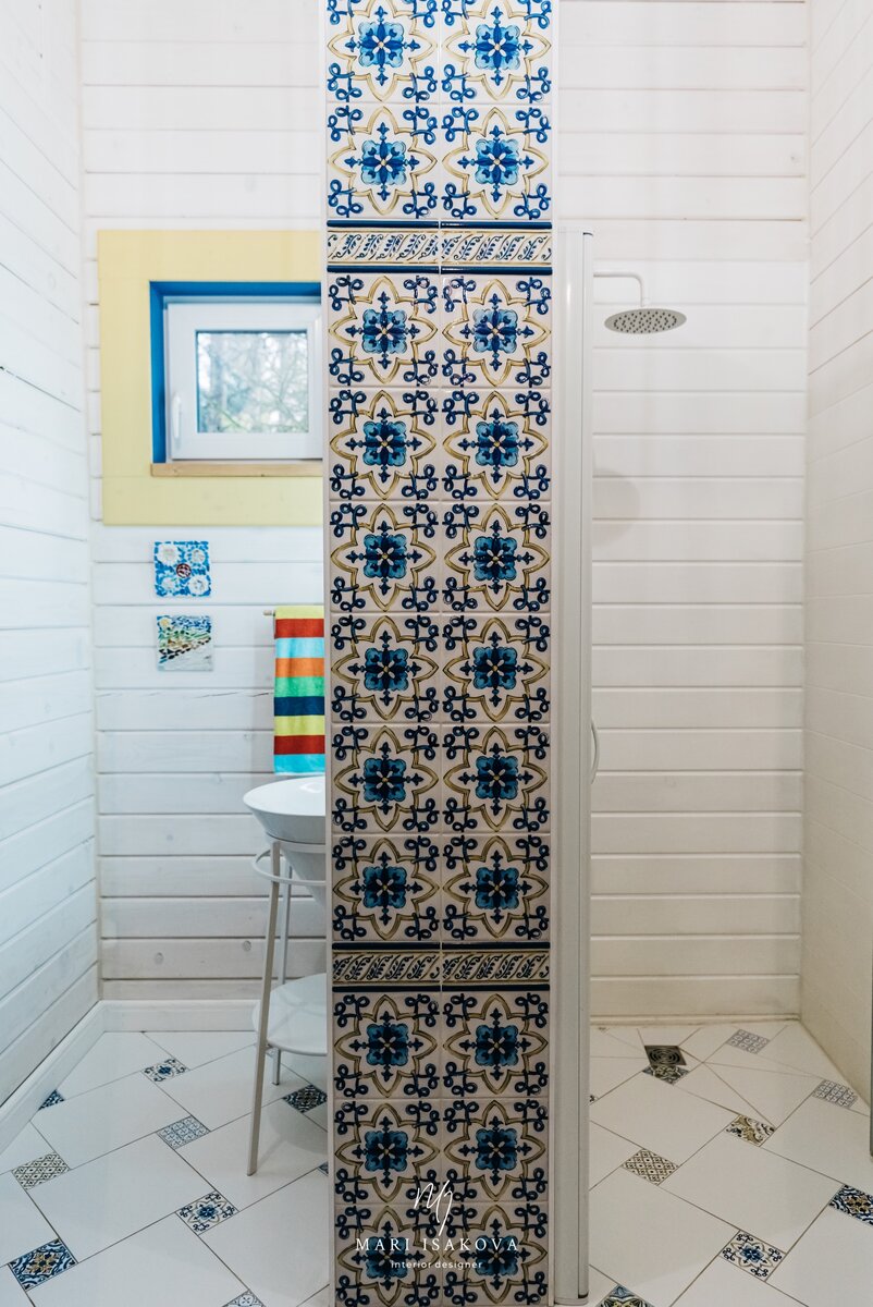 Лицевая сторона каркасной перегородки декорирована керамикой со средиземноморским узором. Проект дом-баня 39 м2.