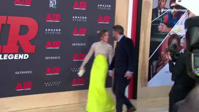    Дженнифер Лопес и Бен Аффлек на красной дорожке премьеры фильма «Воздух» Видео: Daily Mail