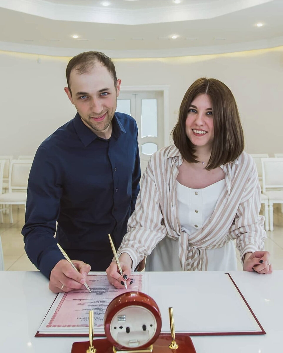 Это постановка для фото. Расписывались мы в масках