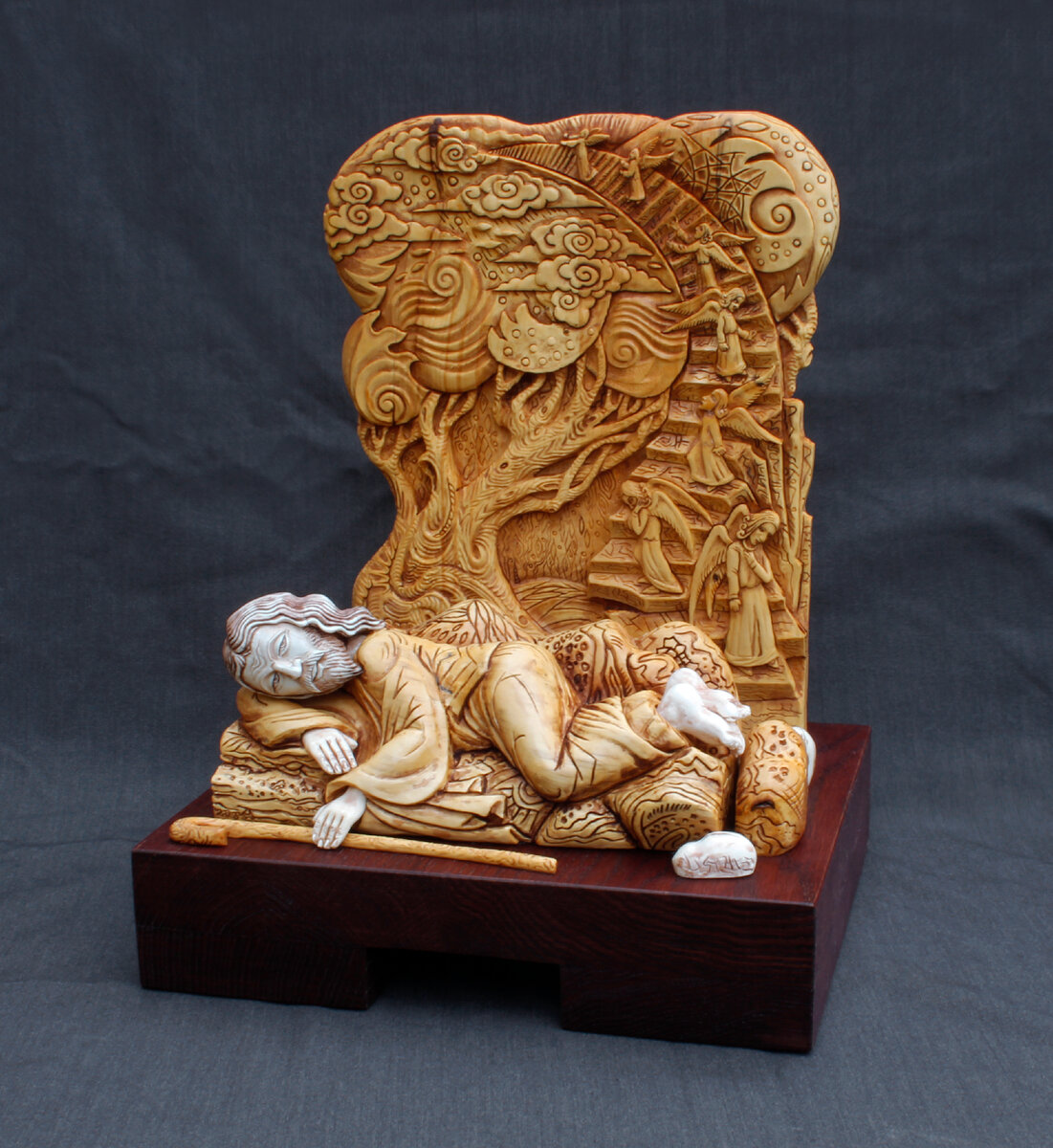 "Лестница Иакова" (самшит, бивень мамонта; рельеф: высота - 25,7 см; ширина – 20,7 см; скульптура: высота – 7, 3 см; длина - 18,9 см; подставка: материал – дуб, высота – 5 см; 2022 год) Маргарита и Григорий Бородины