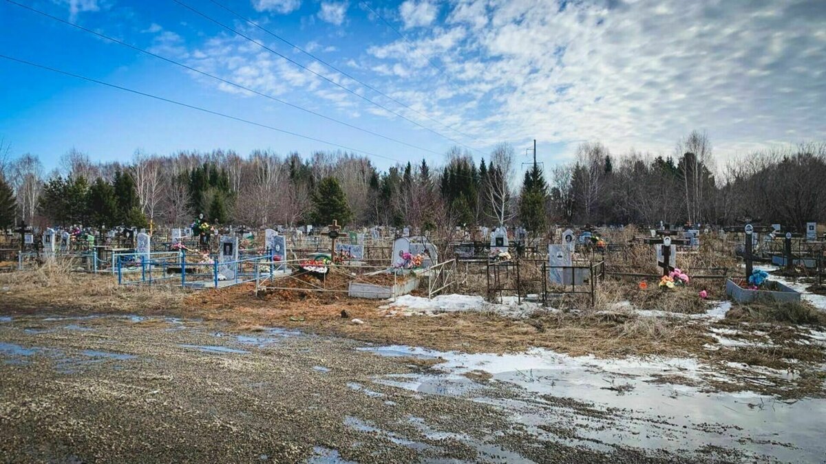     В Городищенском районе Волгоградской области неизвестные расстреляли гранитные надгробия на кладбище. Полиция по факту произошедшего проводит проверку, сообщает региональное ГУ МВД.