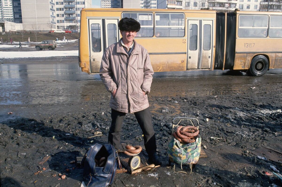 Уличный торговец, автор - Давид Тирни, Москва, 1993 год.