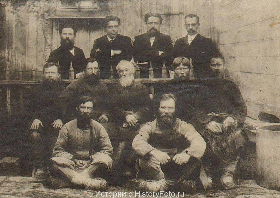 5 мая 1892 года 16-​летняя Марфа Головизнина идя из деревни Анык в деревню Чулья через болото увидела тело мужчины без головы, она прибежала домой и подняла тревогу. В то лето в Малмыжском уезде Вятской губернии (ныне Удмуртиия) была эпидемия тифа, поэтому занятая карантином полиция появилась на месте преступления не скоро. При обыске в кармане покойного обнаружилась справка, выданная крестьянину Конону Матюнину из деревни при Ныртовском заводе Казанской губернии. Отрубленную голову найти не удалось.
Подписывая протокол, один из понятых заметил, что убийство, скорее всего, дело рук вотяков-​удмуртов, Русские крестьяне, толпившиеся вокруг пристава, считали, что это дело рук вотяков из ближнего села Старый Мултан, которые часто приносят жертвы своим языческим богам.
Только 4 июня уездный врач Минкевич осмотрел тело. Обнаружилось, что у трупа не хватает не только головы. На груди имелся 20-​сантиметровый разрез, а в груди отсутствовали сердце и легкие. Версия о ритуальном убийстве Матюнина язычниками сразу стала приоритетной.
В Мултане жили представители удмуртских племен учурки и будлуки. Свои ритуалы они проводили, не скрываясь. У каждого племени был свой родовой шалаш, в котором уважаемый член рода проводил обряды. Нередки были и жертвоприношения уток, гусей, иногда овец, собирали их кровь, вынимали из тушек сердце, легкие и печень, жарили их на ритуальном костре и съедали, это называлось «замолить». Считалось, что именно так боги и духи получают свои жертвы. Батюшка местной церкви смотрел на эти ритуалы, проводившиеся пару раз в год, сквозь пальцы. В остальное время многие вотяки аккуратно посещали храм.
Полицейский урядник Соковников и волостной старшина Попугаев начали хватать всех подряд, кто мог бы, по их мнению, быть виновным. Первым делом они задержали старшину села, местного знахаря, собственника участка где находился родовой шалаш, сельского забойщика скота — он по роду деятельности просто обязан был быть убийцей, и других «подозрительных» жителей.
В начале августа полиции донесли, что вотяк Андриан Андреев жаловался односельчанам на дурной сон и предлагал «замолить двуногого», чтобы сон не сбылся. Следователь Раевский распорядился арестовать и Андреева, и всех присутствовавших при этом разговоре удмуртов. Число арестованных возросло до одиннадцати человек.
Жители окрестных русских деревень вещали о том, что якобы вотяки раз в 40 лет должны приносить в жертву своему богу Курбону человека, причем обязательно другого племени и веры. Никто из них никогда при этом не присутствовал, а «так им якобы рассказывал вотяк, с которым они пили водку лет 10 назад». Ценные показания аккуратно протоколировались и подшивались в дело.
С уликами дело обстояло плохо. В шалаше нашли миски и таз со следами крови и прилипшими волосками. Но волосы оказались овечьими шерстинками. Отличать человеческую кровь от животной наука в конце XIX века еще не умела. Вятские сыщики нашли собственный способ: дать понюхать посуду с засохшими следами крови собаке. Если она начнет лизать — кровь животная, а если отвернется — человеческая. Вкусы и брезгливость собаки в расчет не принимались. Подопытный пёс отвернулся от миски с протухшими кровоподтеками полугодовой давности. «Экспертизу» объявили успешной, кровь — матюнинской. Все это подшили в дело.
Между делом выяснили, что Конон Матюнин страдал эпилепсией и направлялся пешком в Казань в лечебницу. По версии следствия, Матюнина один из жителей Красный-​Иванов заманил в избу Кондратьева, там напоили его до бесчувствия и приволокли в родовой шалаш на участке Дмитриева. В шалаше несчастную жертву подвесили к балке за ноги, Самсонов отрезал голову, собрали кровь в тазы, вынули сердце и легкие, зажарили и съели. В чем заключалась вина остальных, в деле сообщалось туманно, но они точно злодеи, и жертвоприношение без них явно не обошлось. Вотяки на скамье подсудимых.
«Тщательное следствие» тянулось 2,5 года. В конце 1894 года помощник прокурора Раевский подготовил дело для передачи в суд, который открылся в Сарапуле 10 декабря. Денег на адвокатов у обвиняемых не было, и поэтому их всех защищал назначенный присяжный поверенный Михаил Дрягин. Председатель суда явно сочувствовал обвинению. Он не удовлетворял просьбы защиты, лишал адвоката слова, не замечал явных нарушений со стороны Раевского. Большинство свидетелей на суд даже не вызывали. Их показания зачитывал сам прокурор. Он грубо перебивал адвоката и при попустительстве судьи не давал Дрягину возможности донести до присяжных позицию защиты. Тем не менее присяжные оправдали трёх вотяков: они просто не поняли, в чем же заключалась вина этих крестьян. Еще один подсудимый, знахарь 92-​летний Андрей Григорьев умер в тюрьме. Семерых мултанцев сочли виновными в убийстве и приговорили к различным солидным срокам каторги.
Адвокат Дрягин после оглашения приговора не успокоился и подал протест в кассационный департамент Правительствующего Сената, указывая на многочисленные нарушения в ходе процесса. Протест рассматривал известный юрист, обер-​прокурор Анатолий Кони. По его рекомендации дело было направлено на новое рассмотрение. Раевский спешно кое-​как залатал дыры в обвинительном заключении и семеро подсудимых были вновь признаны виновными.
Дрягин опять подал кассацию, апеллируя к тому, что ему запретили вызывать в качестве свидетелей троих оправданных в 1894 году вотяков. Это грубое нарушение процедуры стало причиной повторной отмены приговора.
На втором суде присутствовал известный журналист и писатель Владимир Короленко, страстный поборник справедливости, он опубликовал серию статей о «вотяцком жертвоприношении» в петербургском журнале «Русское богатство». Это вызвало огромный общественный резонанс. Энергичный Короленко уговорил защищать нищих вотяков звезду тогдашней адвокатуры Николая Карабчевского. Один из самых дорогих адвокатов России согласился поработать бесплатно — успех в громком деле обещал стать отличной рекламой. Писатель Владимир Короленко
Третий процесс по мултанскому делу, проходивший в июне 1896 года в Мамадыше Казанской губернии, носил совсем другой характер. Зал суда был набит журналистами. Карабчевский не оставил камня на камне от обвинительного заключения. Его эксперт этнограф Григорий Верещагин доказал, что рассказы о вотяцких «замолениях» людей — не более чем сказки. Мало того, эксперт упомянул, что как раз у русских жителей Прикамья есть поверье, будто эпидемии могут пойти на спад, если эпилептику во время припадка отрезать голову.
Адвокат напомнил присяжным, что Матюнин страдал падучей, и из-за этого совершенно не употреблял алкоголя. Поэтому споить его перед смертью никак не могли. Кроме того, жертва не могла быть убита описанным Раевским способом: с подвешиванием за ноги в шалаше, отрезанием головы и сбором крови. Высота шалаша была 167 сантиметров, а рост Матюнина — превышал 170 см. Но самый сокрушительный аргумент Карабчевский приберег для эффектной концовки. Оказалось, что ночь убийства с 4 на 5 мая в доме Моисея Дмитриева, хозяина шалаша провел полицейский пристав Тимофеев. Ночь стояла жаркая, окна были открыты настежь, а шалаш, где якобы в то же время происходило ритуальное убийство, находился всего в 10 метрах от гостевой комнаты. Тимофеев просто не мог не заметить страшного обряда, если бы он на самом деле совершился. С тяжелым вздохом допрошенный на суде пристав Тимофеев подтвердил этот факт.
Все обвиняемые были оправданы. А через несколько недель, когда из-за сильной жары обмелело болото, недалеко от того места, где нашли труп Матюнина, обнаружили и его голову, точнее череп.
Еще через год о раскрытии мултанского дела заявил в печати профессор судебной медицины Феодосий Патенко. Он утверждал, что Матюнина убили два местных крестьянина из деревни Анык, а зачинщиком убийства выступил один аныкский богатей. Они специально отрезали трупу голову и вынули внутренности, надеясь, что полицейские подумают на язычников-​вотяков. Фамилии убийц в своей статье Патенко не назвал.
Они стали известны в 1932 году, когда житель села Анык Тимофей Васюкин признался на предсмертной исповеди, что убийцами были он и Яков Конешин. Они надеялись, что после расследования «жертвоприношения» многих вотяков выселят из Старого Мултана, а оставшиеся бесхозными земли разделят между местными аныкцами. Этот хитроумный план едва не удался. Помешали осуществить кровавый навет до этих событий даже не знавшие о существовании Старого Мултана адвокаты Михаил Дрягин, Николай Карабчевский и писатель Владимир Короленко. Ничего удивительного, что в советское время благодарные удмурты переименовали Старый Мултан в село Короленко. Оправданные мултанцы и их защитники. Стоят слева направо В.Г. Короленко, Н.П. Карабчевский, М.И. Дрягин, П.М. Красников, 4 июня 1896 года.
