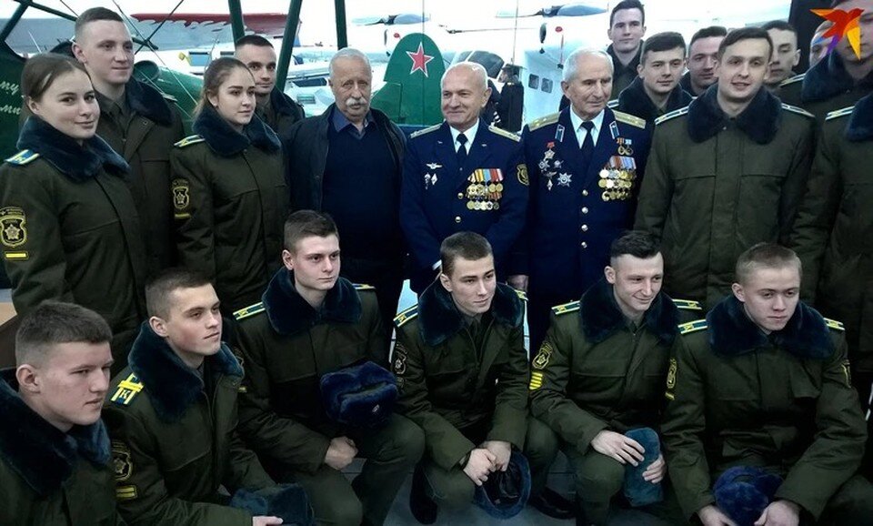     Телеведущий Леонид Якубович с начальником Минского аэроклуба Николаем Мочанским и курсантами Белорусской академии авиации. Геннадий МОЖЕЙКО