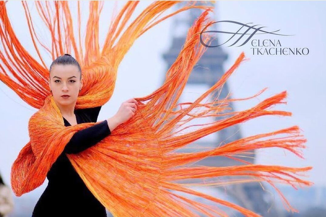 Шаль "Буддийское золото" из коллекции «Живопись, которую можно носить» Модного Дома ELENA TKACHENKO. 2019 г. Париж.