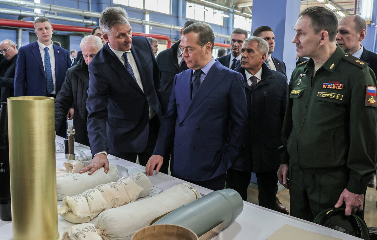    Заместитель председателя Совета безопасности РФ Дмитрий Медведев (в центре)  Екатерина Штукина/POOL/ТАСС