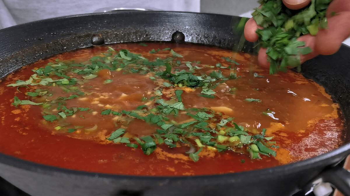 Восточный суп с лапшой. Восточные супы. Очень вкусный суп гифка. Тарелка супа на голове.