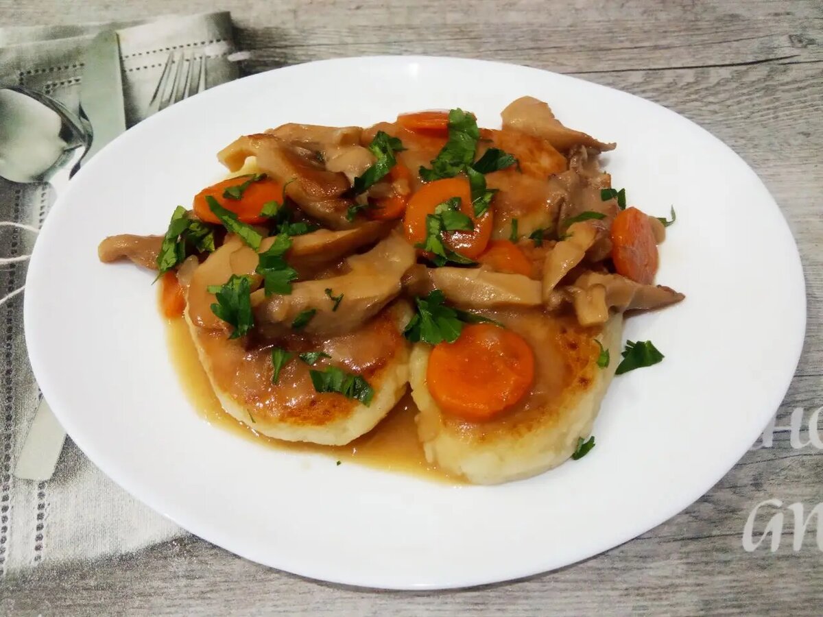 Грибная подлива с картофельными котлетами