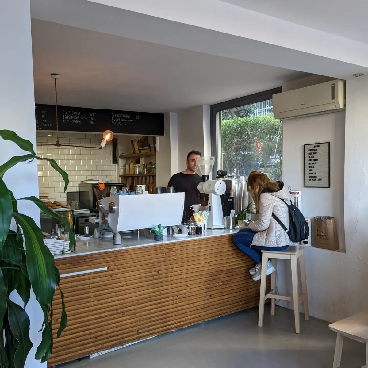 Внутри кофейни.