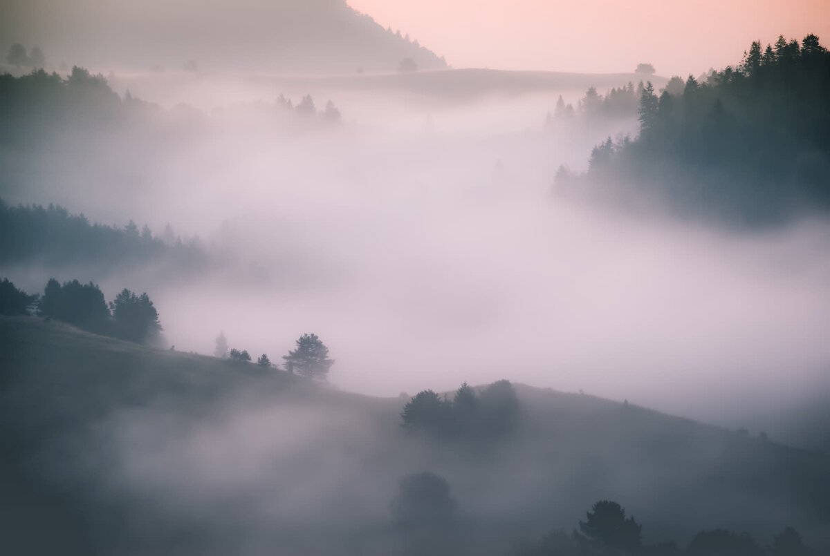3 в воздухе тишина. Горы в серо-коричневой дымке. Плотный туман картинки. Fog Mist Haze. Brume.