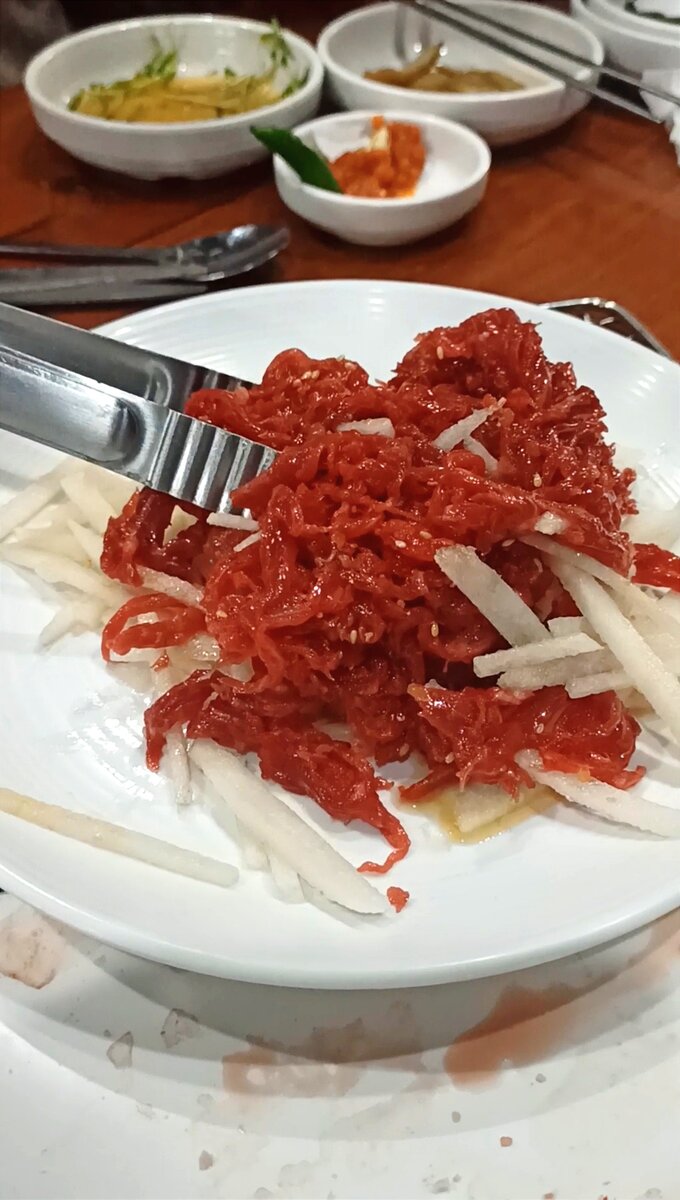 Сырая говядина + корейская груша под вкусным соусом :) 