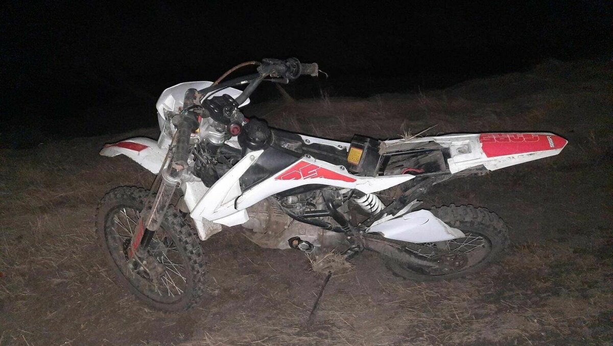     Год назад на этом же мотоцикле в ДТП попал его отец. У главы семьи не было прав, к тому же в момент аварии он был пьян.