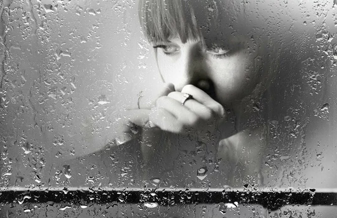 Пугачева женщина плачет у окна. Печаль слезы. Дождь в окне и расставание. Молчание слезами. Плачет от расставания.