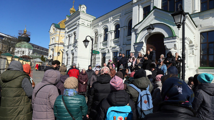     Верующие у Киево-Печерской лавры Gettyimages.ru STR/NurPhoto