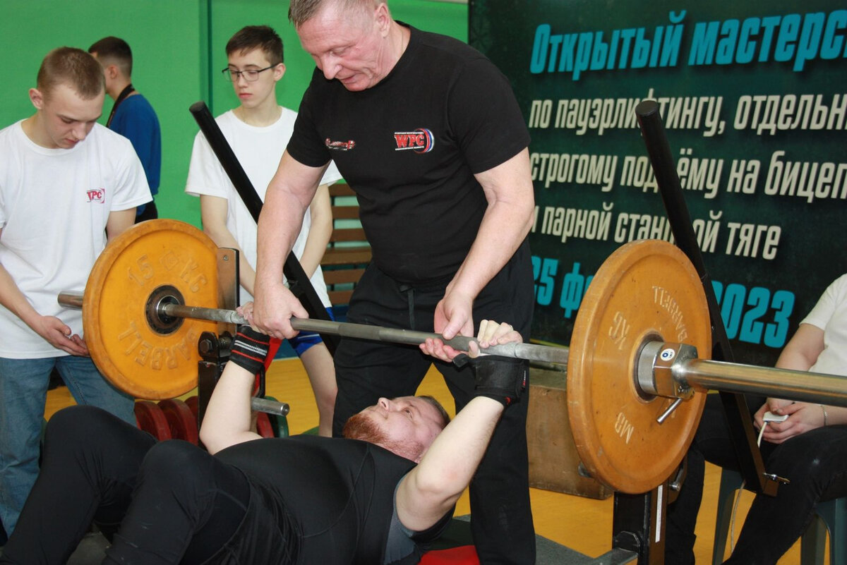 Занятие пауэрлифтингом