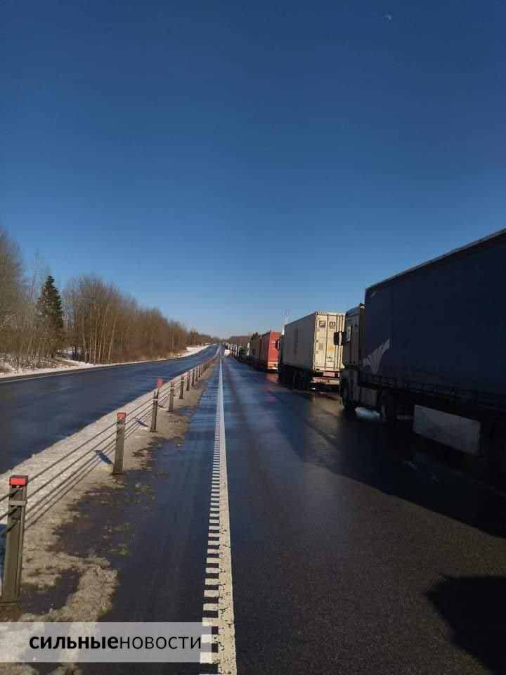 На границе Беларуси с Россией очередь из фур растянулась на километры. Что происходит? — Фото