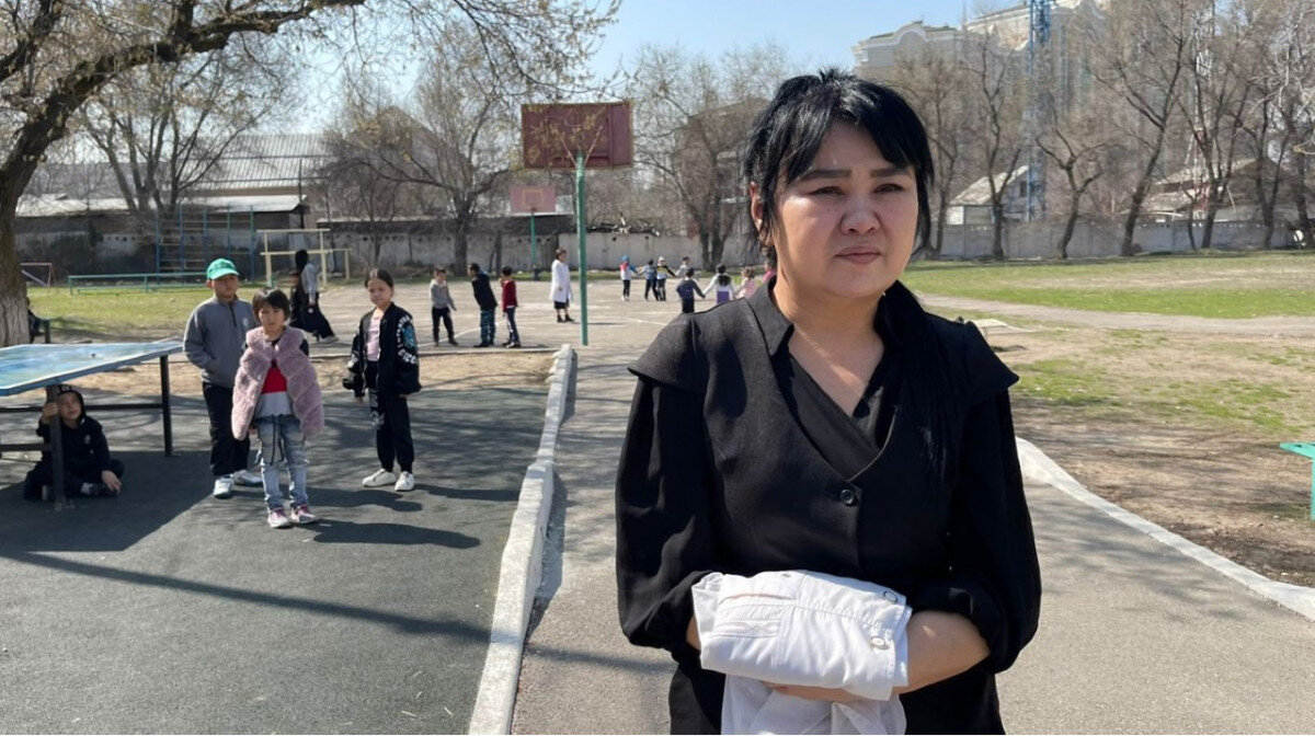 директор школы насиловал. учитель бьет ученика. учитель пристает. пристают в школе. директор школы насиловал.