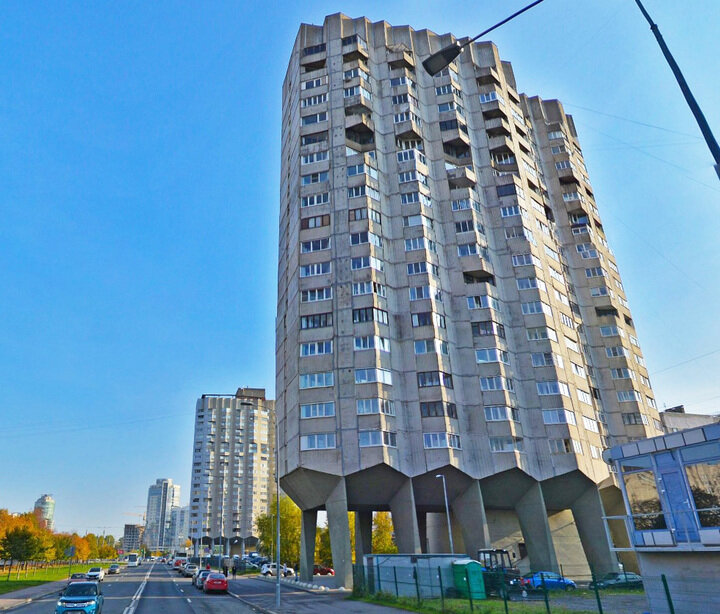     Знаменитые дома «на курьих ножках». Фото: yandex.ru/maps