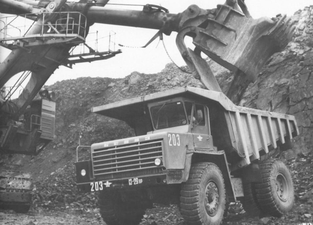 Фото прислал читатель "Виталий" с Яндекса.  БелАЗ– 548 под погрузкой ЭКГ–8.