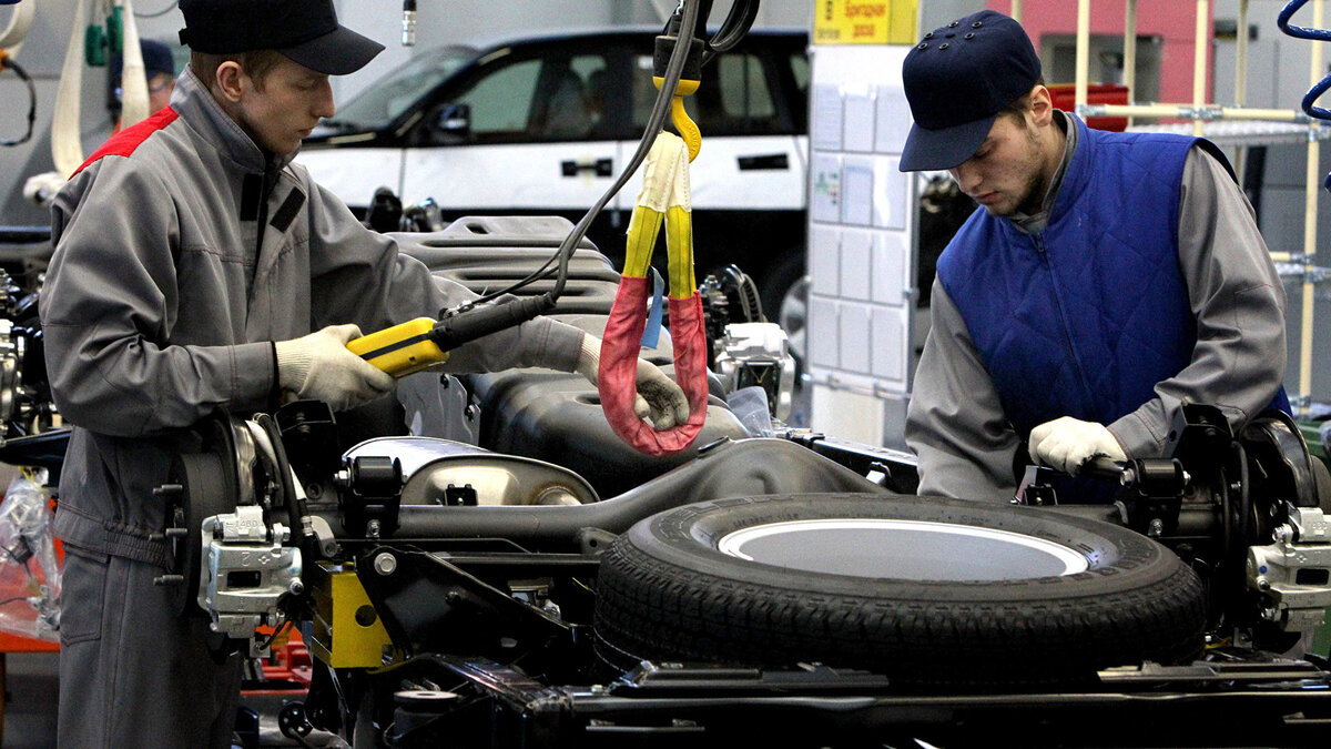    Сборка автомобиля Toyota Land Cruiser Prado© РИА Новости . Виталий Аньков