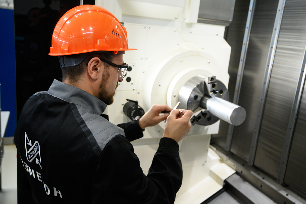 Открыт производства. Анатолий игнатов петерпайп. Открытие завода. Завод фото. Завод лифтового оборудования.