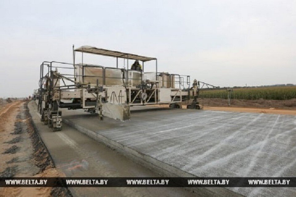     Бетонная дорога более долговечна, да и оборудование для ее строительства в Беларуси есть. Фото: БелТА