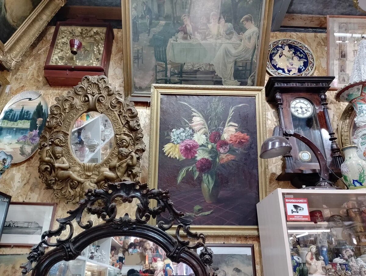 Иконы, живопись, оригинальные рамы XIX века — все как в антикварном магазине, а цены ниже.