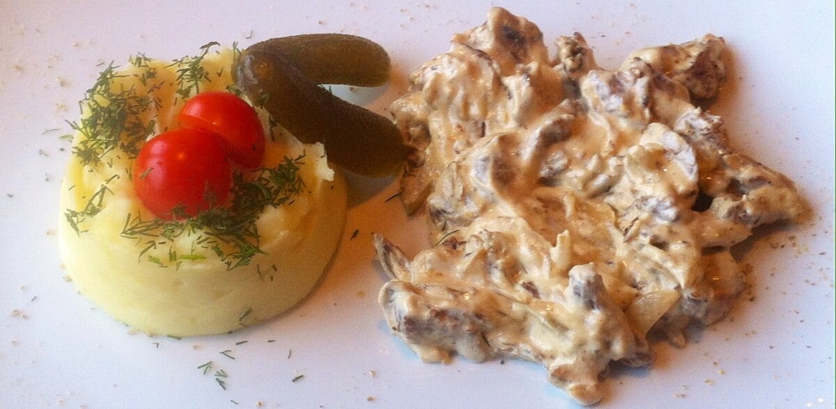 Бефстроганов с грибами и картофельным пюре.