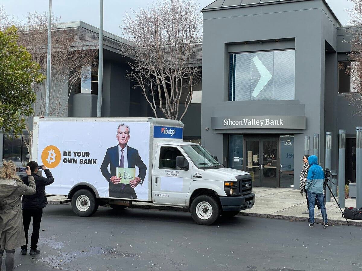   Реклама Биткоина на фоне офиса Silicon Valley Bank