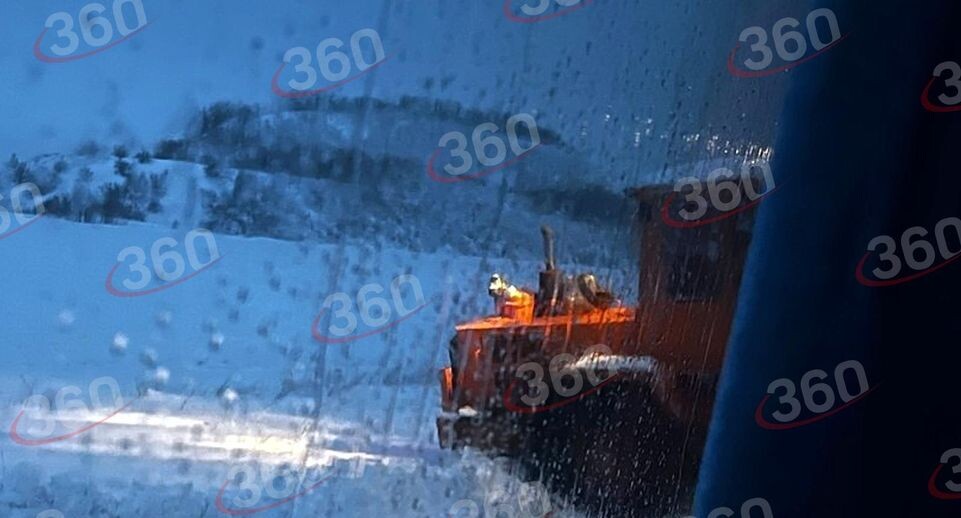 Застрявший на обочине снегоотчиститель📷
