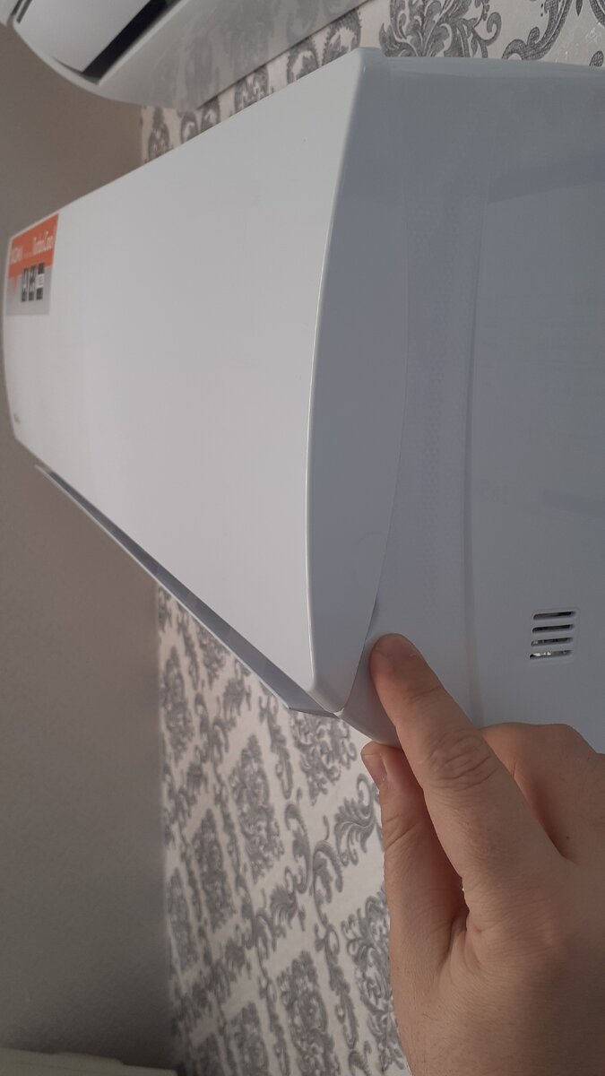 место где открывается передняя панель кондиционера 