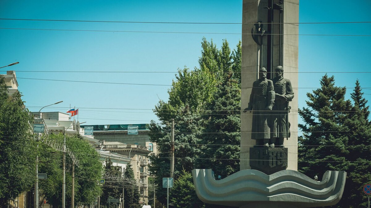     Только на мнение жителей города следует опираться в вопросе переименования Волгограда в Сталинград. При этом существует угроза раскола в обществе. Так считает московский историк Алексей Синелобов.