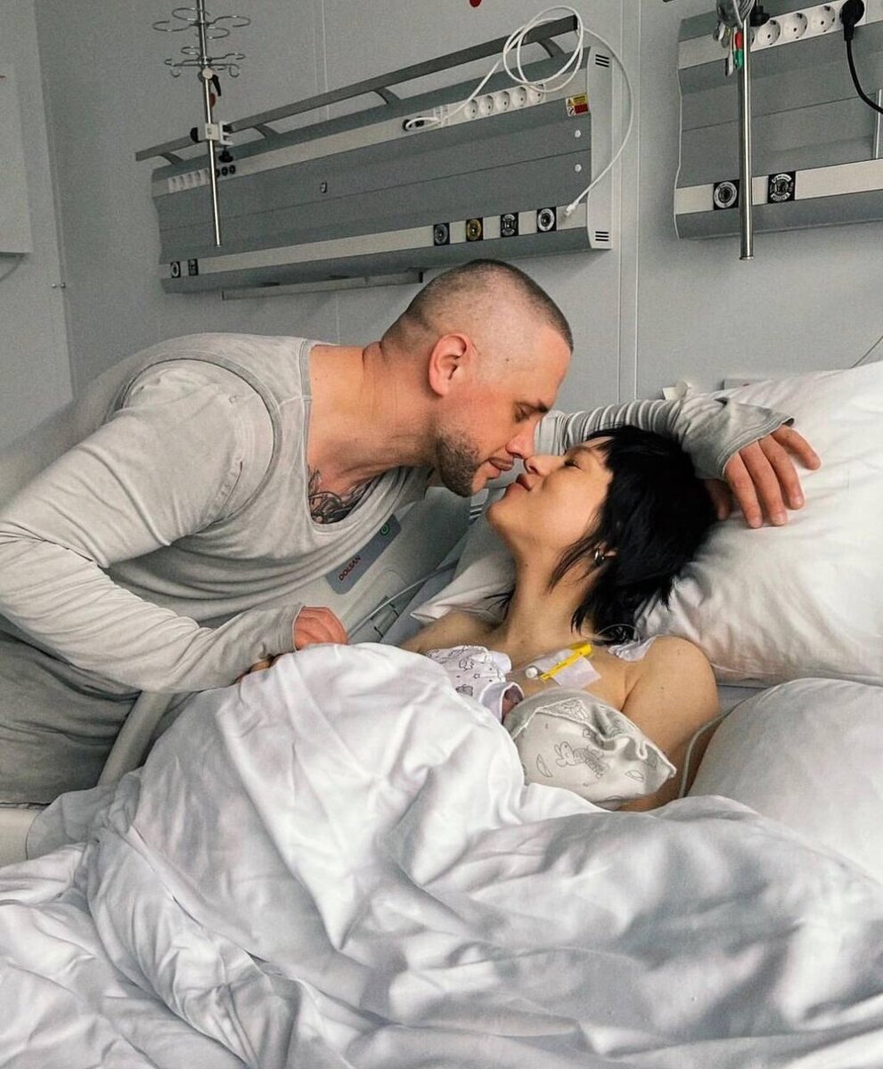    Катя Иванчикова с мужем и ребенком / соцсети