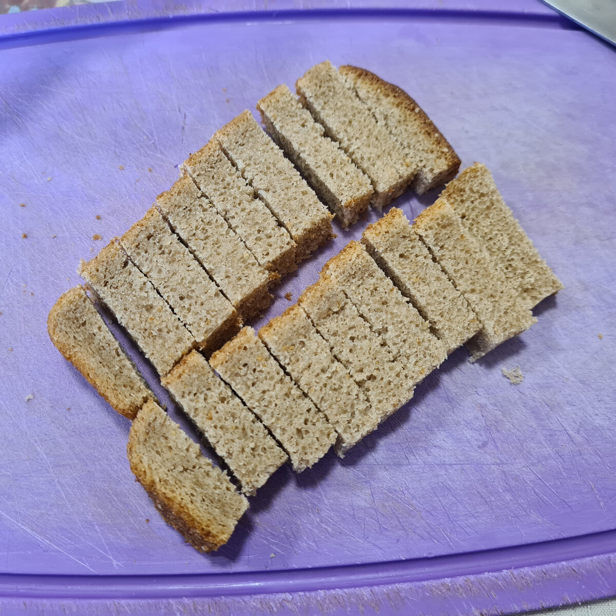 Чесночные гренки из чёрного хлеба в духовке
