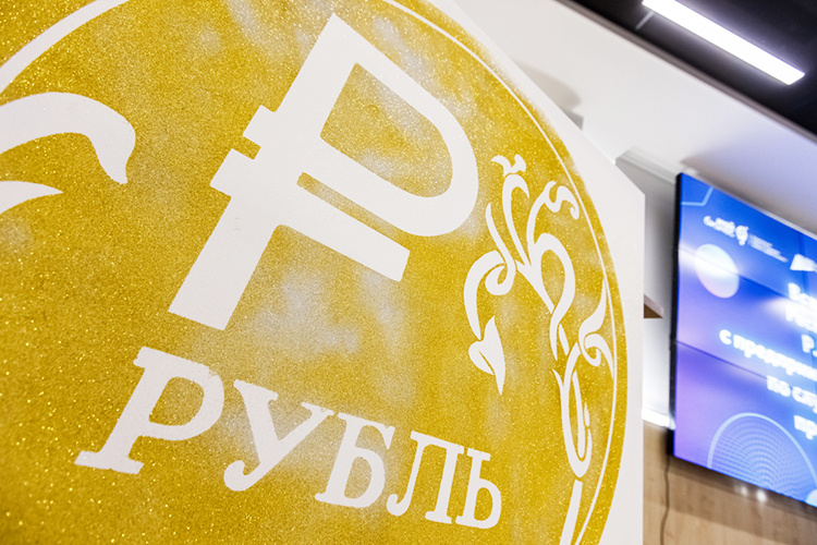    «В советские времена у власть предержащих бытовала присказка — жаль, что нельзя к каждому рублю милиционера приставить. Теперь будет можно, это сразу заложено в механизм работы цифрового рубля»